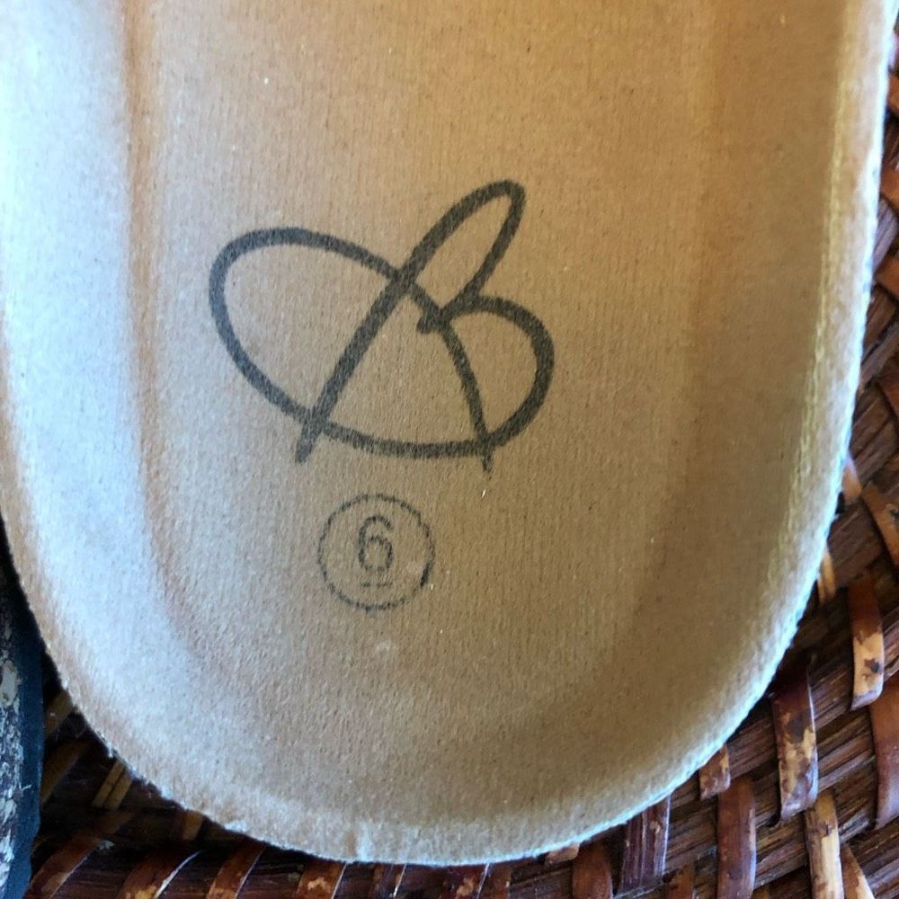 BROOKS - NWOT Ladies Sz 6 Faux Leather Slip-On Toe Sandals/Natural. Never Worn! - Picture 6 of 10